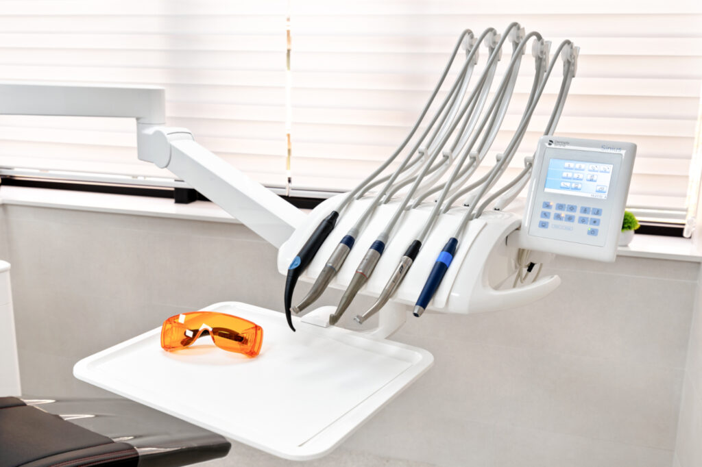 Anestesia computarizada en Clínica Dental Deluxe para tratamientos dentales indoloros Dispositivo de anestesia computarizada utilizado en Clínica Dental Deluxe
